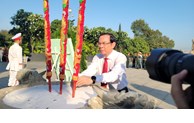 Dâng hương tưởng nhớ các anh hùng liệt sĩ nhân kỷ niệm 49 năm Ngày giải phóng miền Nam, thống nhất đất nước